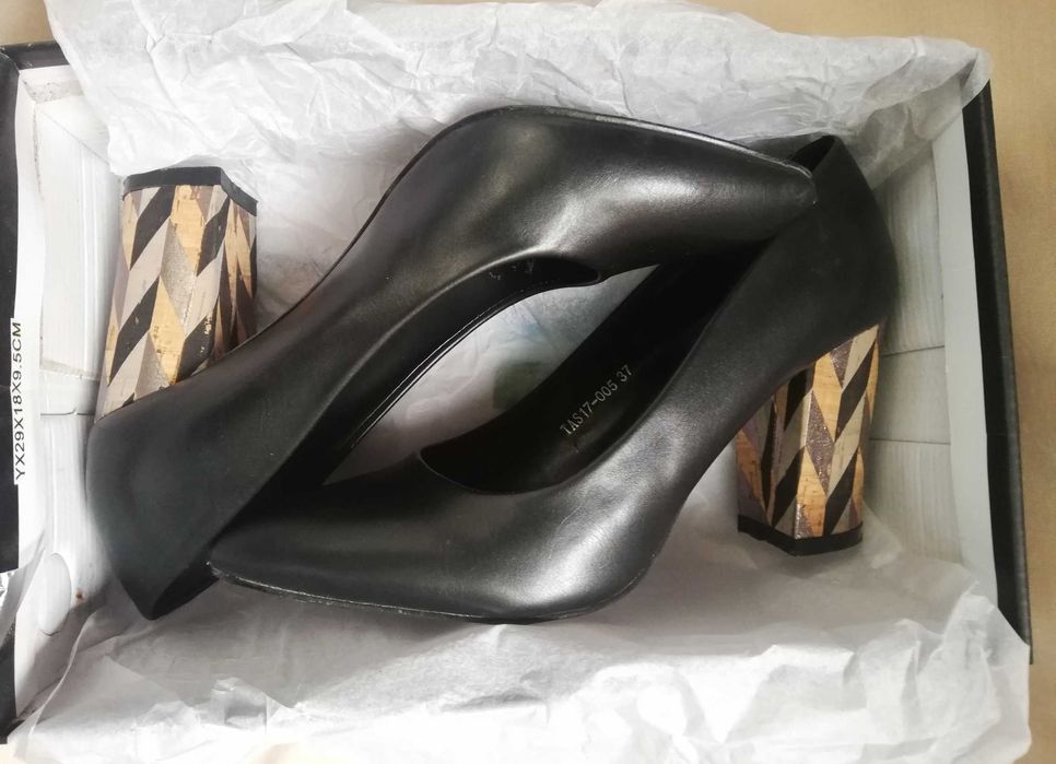 Дамски обувки Tendenz- черни, токът е с различни нюанси на златисто