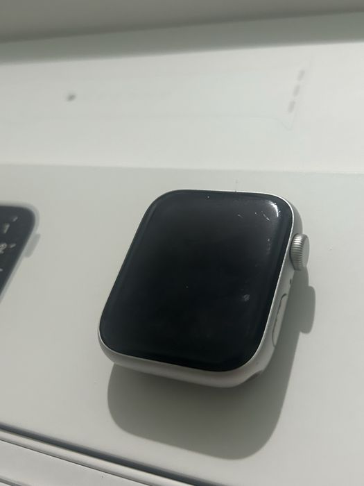 Apple Watch SE часовник