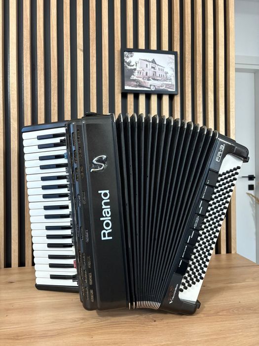 Roland FR3S cu 120 de basi