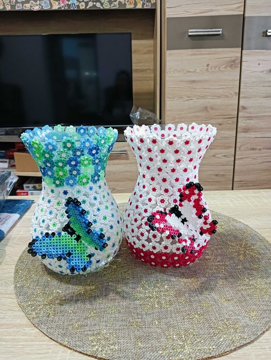 Vaza de sticla decorata manual cu margele Hama