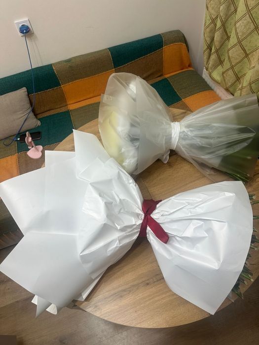 Новые 101 розы, красные и белые