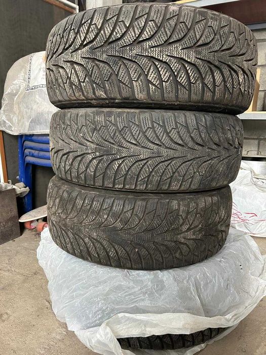 Зимняя резина комплект Срочно почти новая 215/55/17