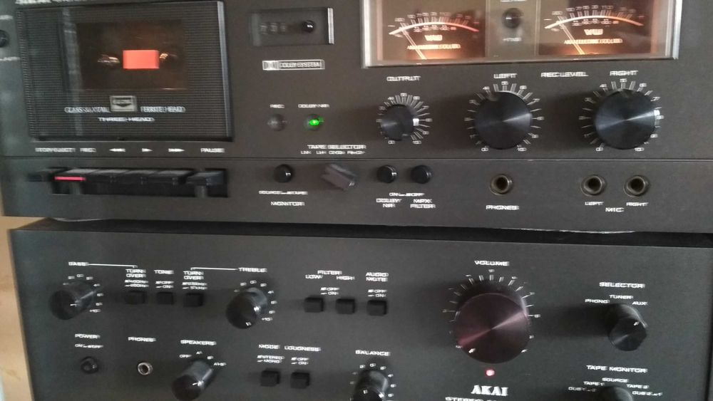 Музикална уредба Akai - усилвател, тунер и триглав дек
