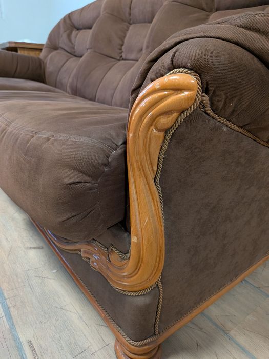 Диван сет включващ самия диван, табуретка и масичка