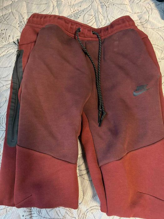 Nike tech fleece долнище цвят бордо размер С но отговаря и на М цена 55 евро без следи от употреба