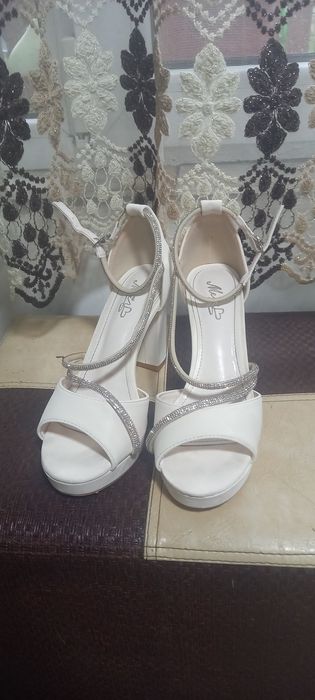 Pantofi mireasa albi