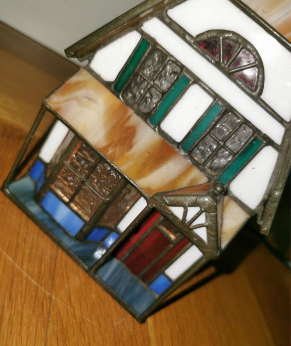 Антикварна лампа Тифани изработена от стъкло ,метал оформена като къща