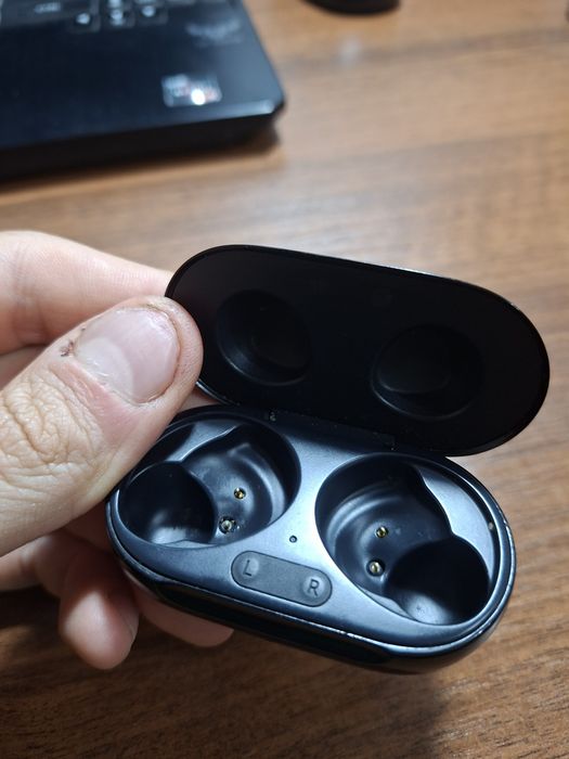 Продам кейс от наушников samsung buds