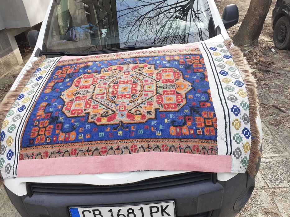 Стар вълнен ръчно тъкан и бродиран килим - килимче