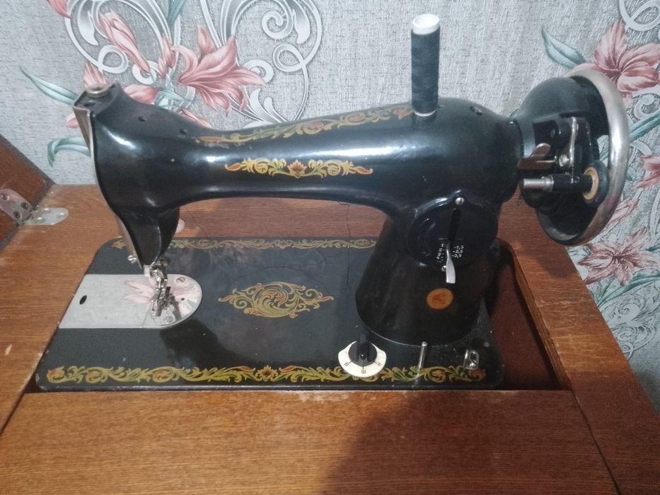 Продам Советскую Швейную машинку