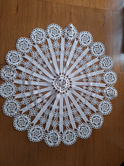 Fata de masă rotundă din macrame lucrată manual.