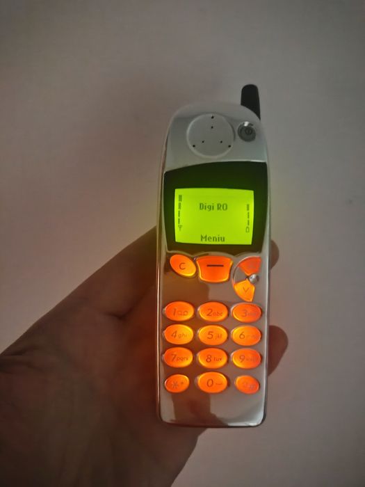 Nokia  5110 Cylon ( decodat, aproape impecabil)