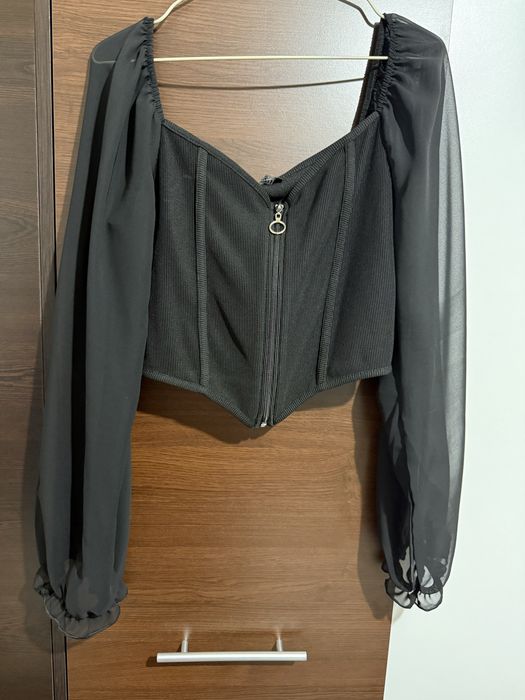 Top negru cu maneci transparente