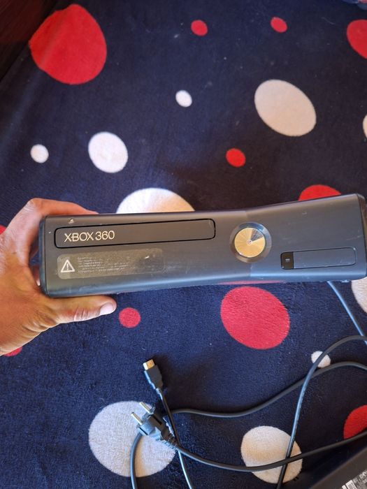 Vând Xbox 360 prețul este 400