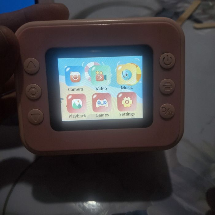 Фотоаппарат  өзі шығарады