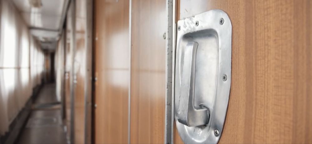 Вагон купе от поезда