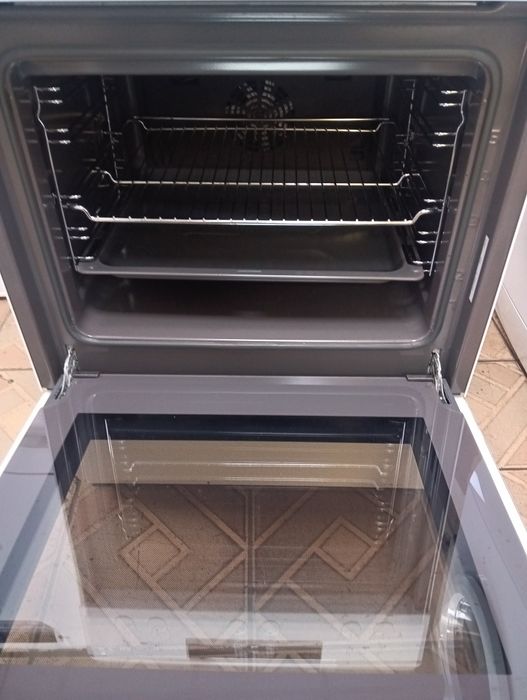 Свободно стояща печка с керамичен плот Сименс Siemens 2години гаранция