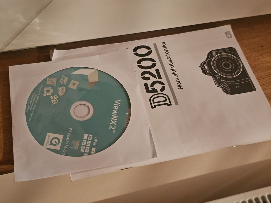 Nikon D5200 ca nou, cu accesorii (preț fix)