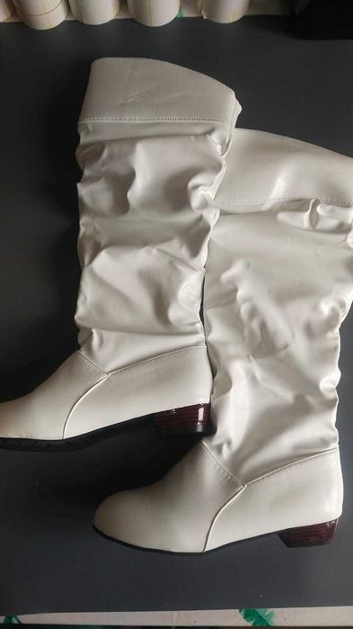 Продам белые сапоги