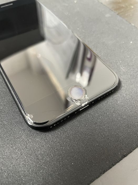 Продам Iphone SE 2020