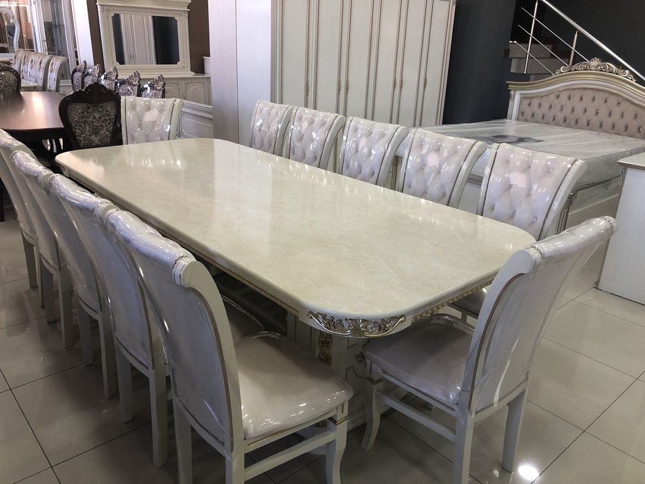 Стол и стулья