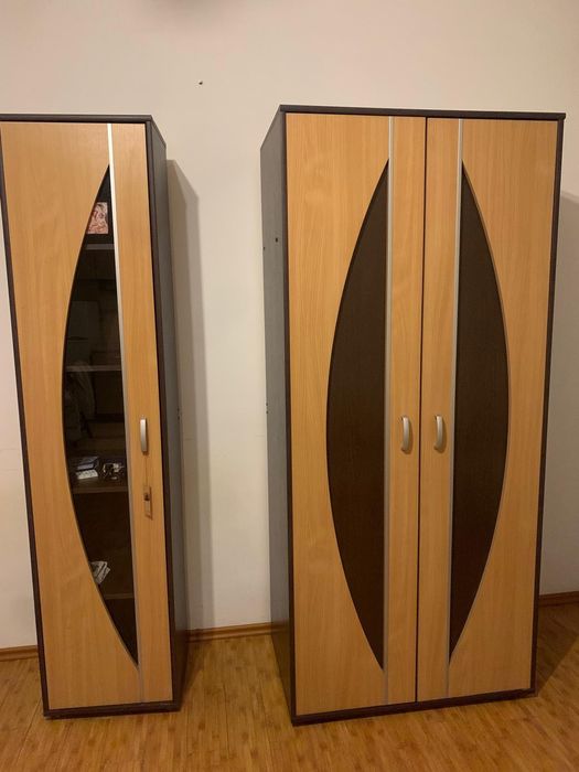 Mobila formată din doua dulapuri si o etajera