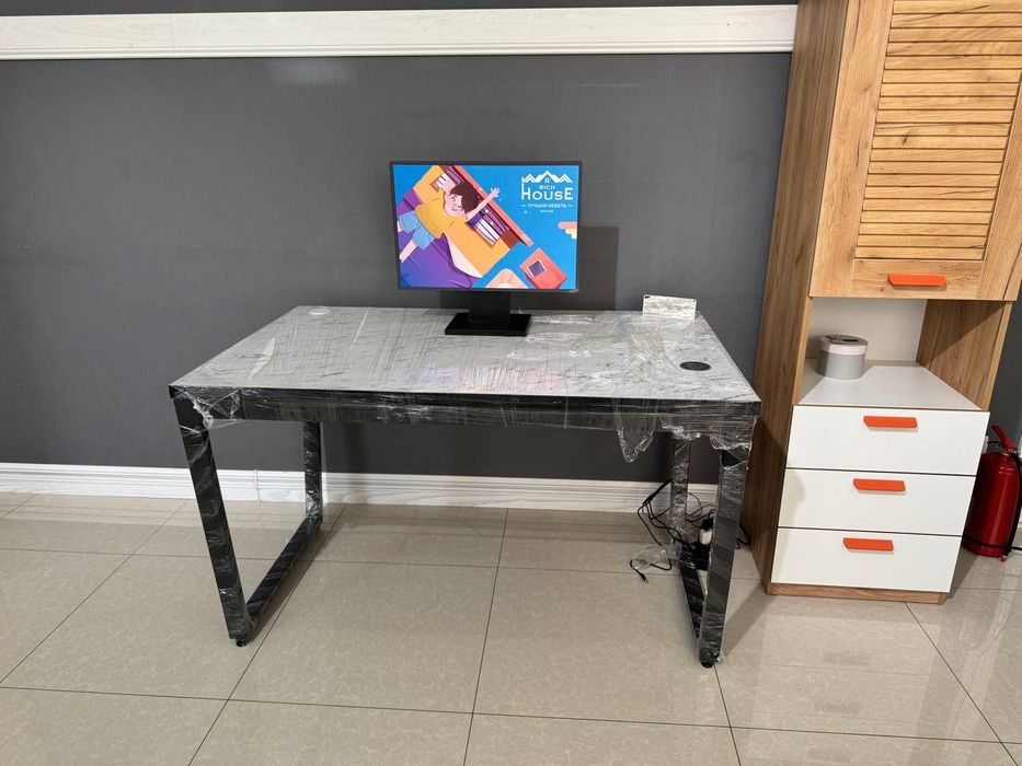 Компьютерный стол с зарядкой