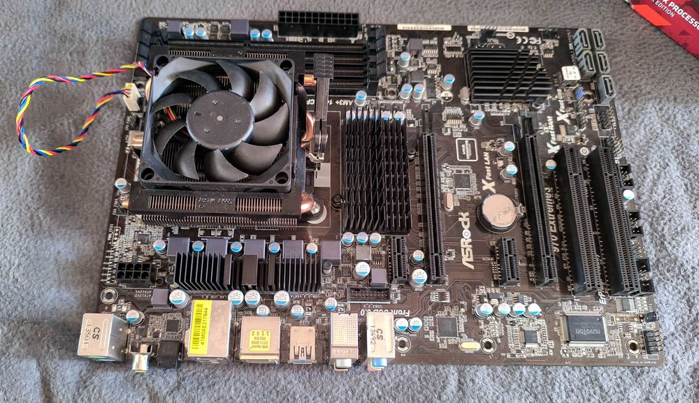 8-ядрен комплект: AMD FX-8350 (4.2GHz) + Дъно ASRock 970 Extreme3 + Ох