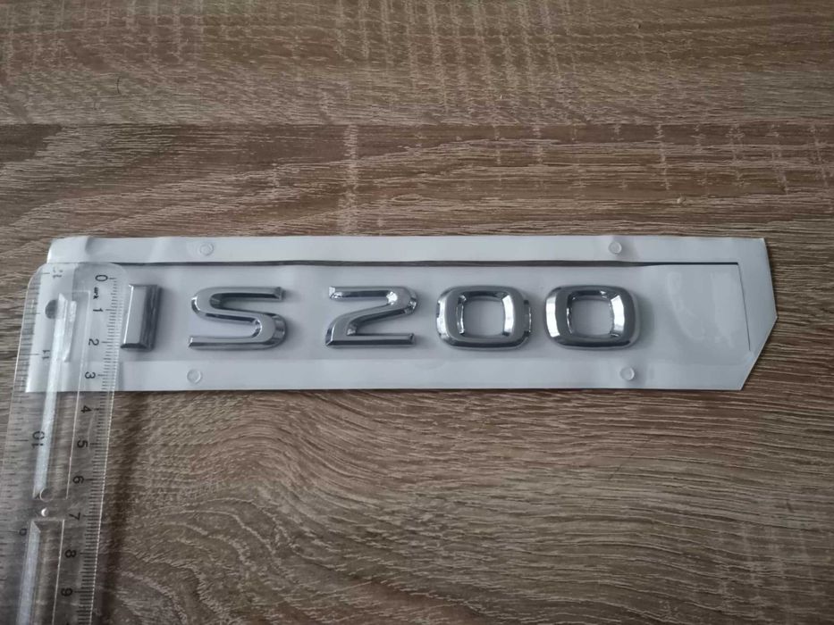 сребрист надпис Lexus IS 200