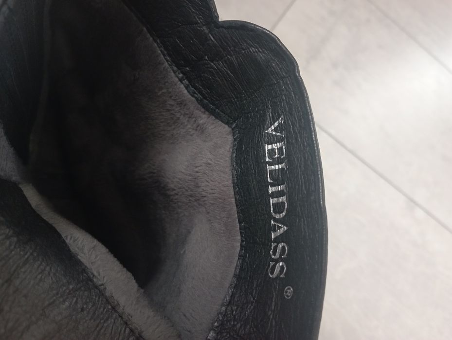 Продам женские сапоги новые.