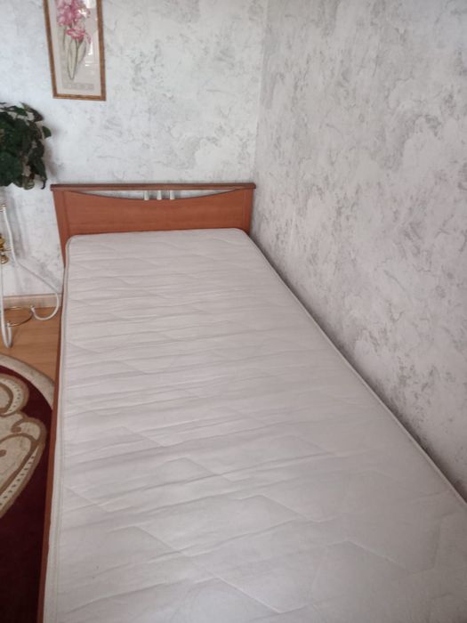 Одноместная кровать с матрасом