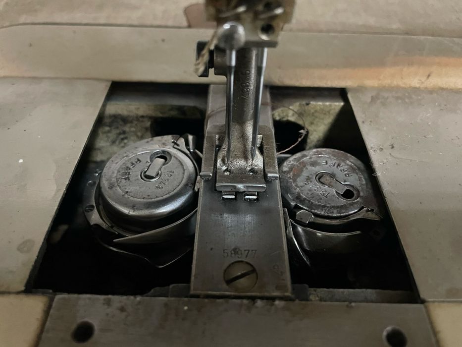 Права двуглова шевна машина Pfaff 1446