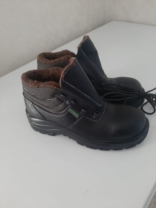 Продаю спец ботинки зимний