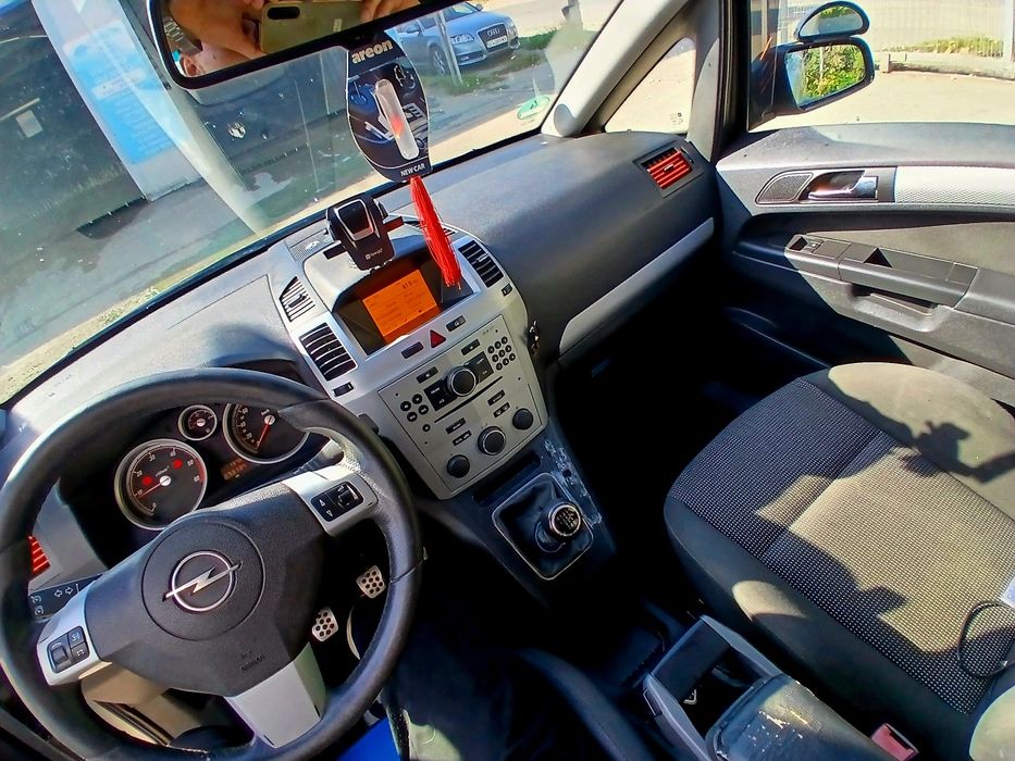 Vând Opel Zafira