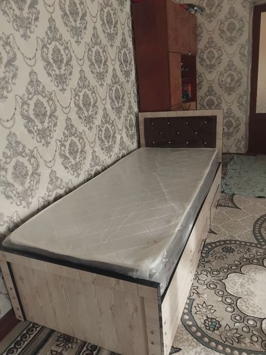 Divan.   sotiladi     2 ta     yangi      matraslari    bilan   birga
