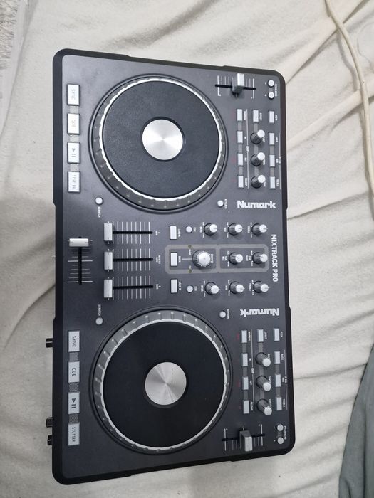 Vând mixer behringer