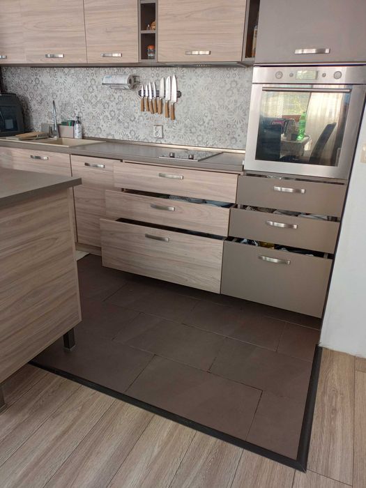 Кухня права с остров