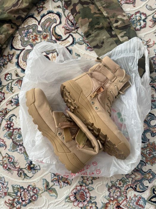 Военный форма и парадный форма с ботинками