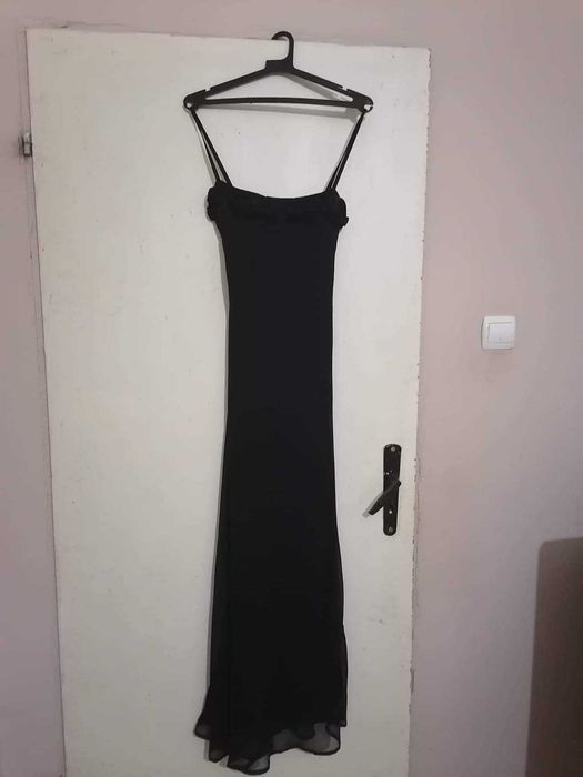 Червена и черна рокли