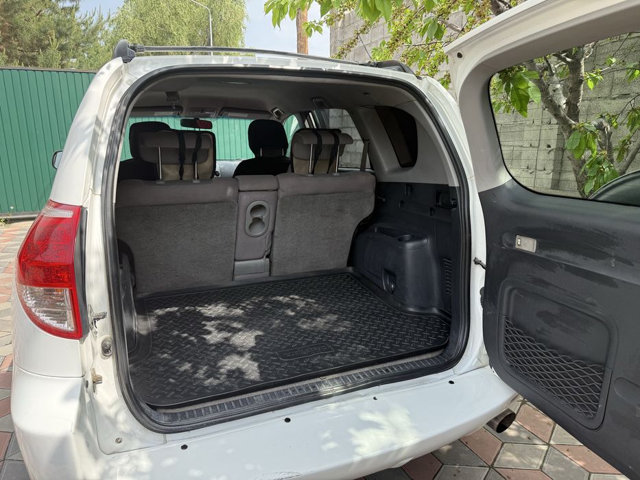 Toyota RAV 4 белая