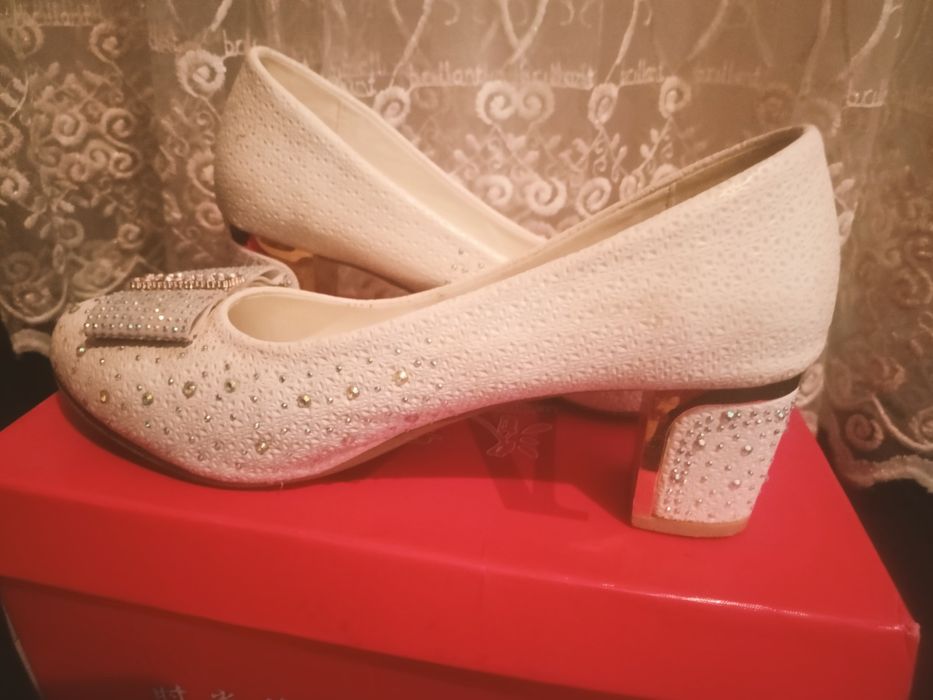 Vechrni qora tufli kelinlar tofligi oq rangda nikohka kiyiladgan