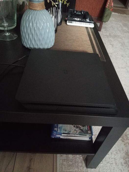 Продам игровую приставку PS4