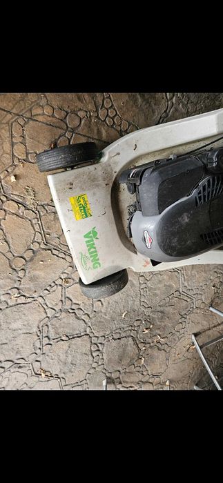 Vand masina de tuns iarba Viking pe benzina