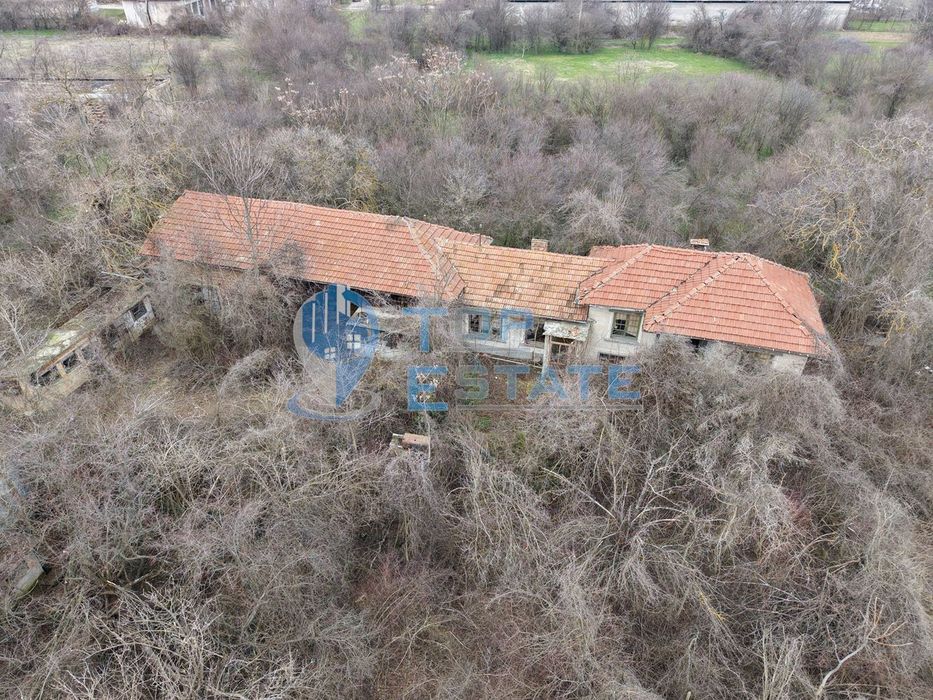 Тухлена къща с голям двор и кладенец в село Първомайци