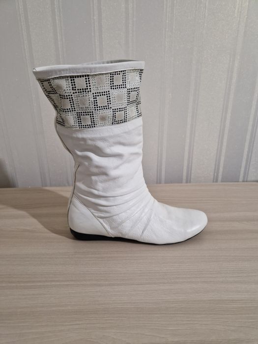 Продам женские сапоги.