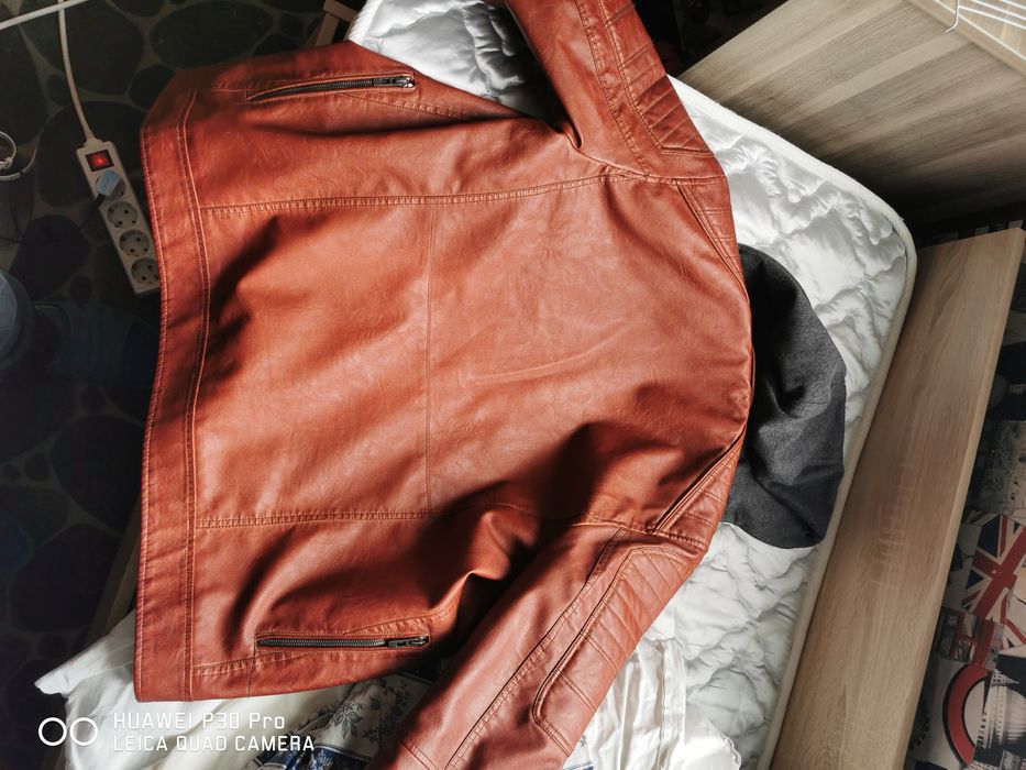 Яке с качулка от изкуствена кожа