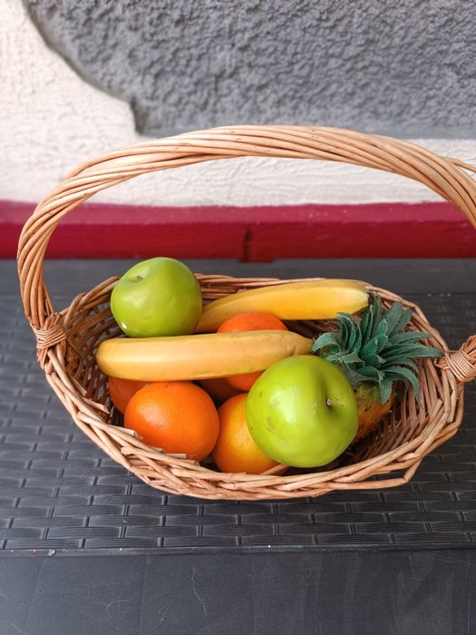 Декоративные фрукты  и цветы.