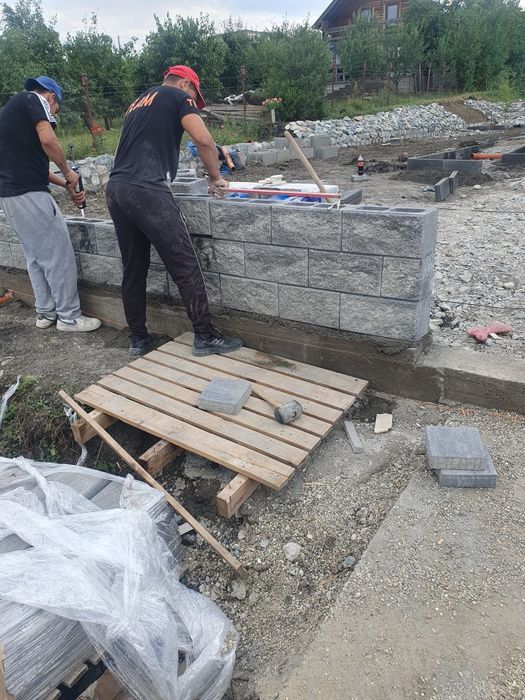 Montam pavaje borduri