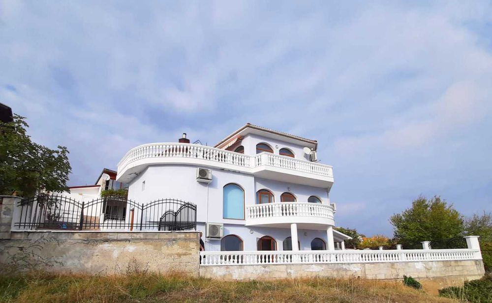 Луксозна триетажна къща с басейн, сауна и гараж в гр. Балчик