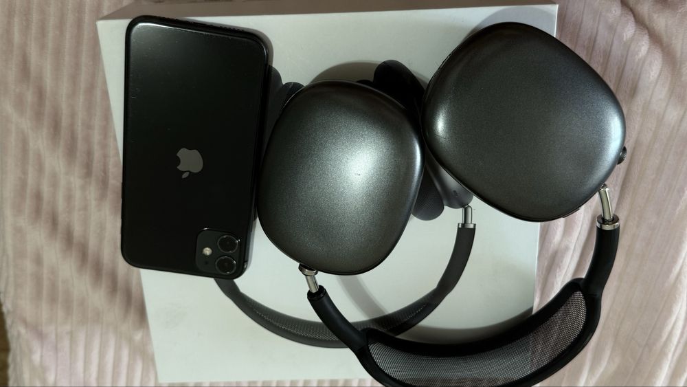 Iphone 11, 128 гб + AirPods Max